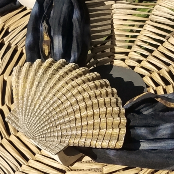 Set of 3 Scalloped Nautilus Towel Or Fabric Holders. - Picture 5 of 7